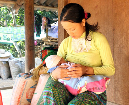 Nhờ các buổi truyền thông, nhiều phụ nữ người dân tộc thiểu số đã có kiến thức nuôi con bằng sữa mẹ.